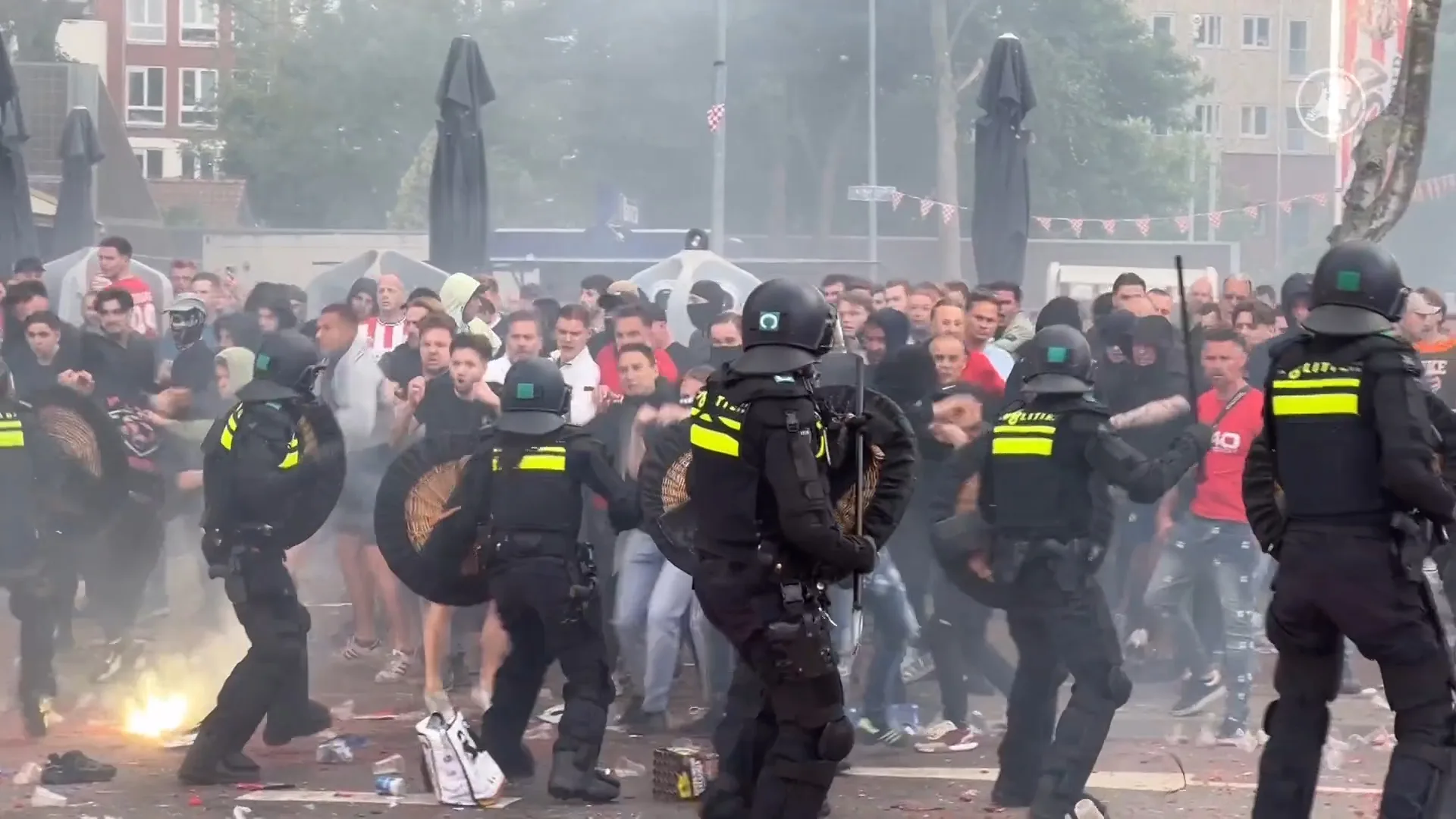 Vuurwerk en rellen bij PSV-stadion: ME grijpt hard in