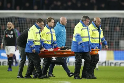 PSV'er Lozano op brancard van het veld
