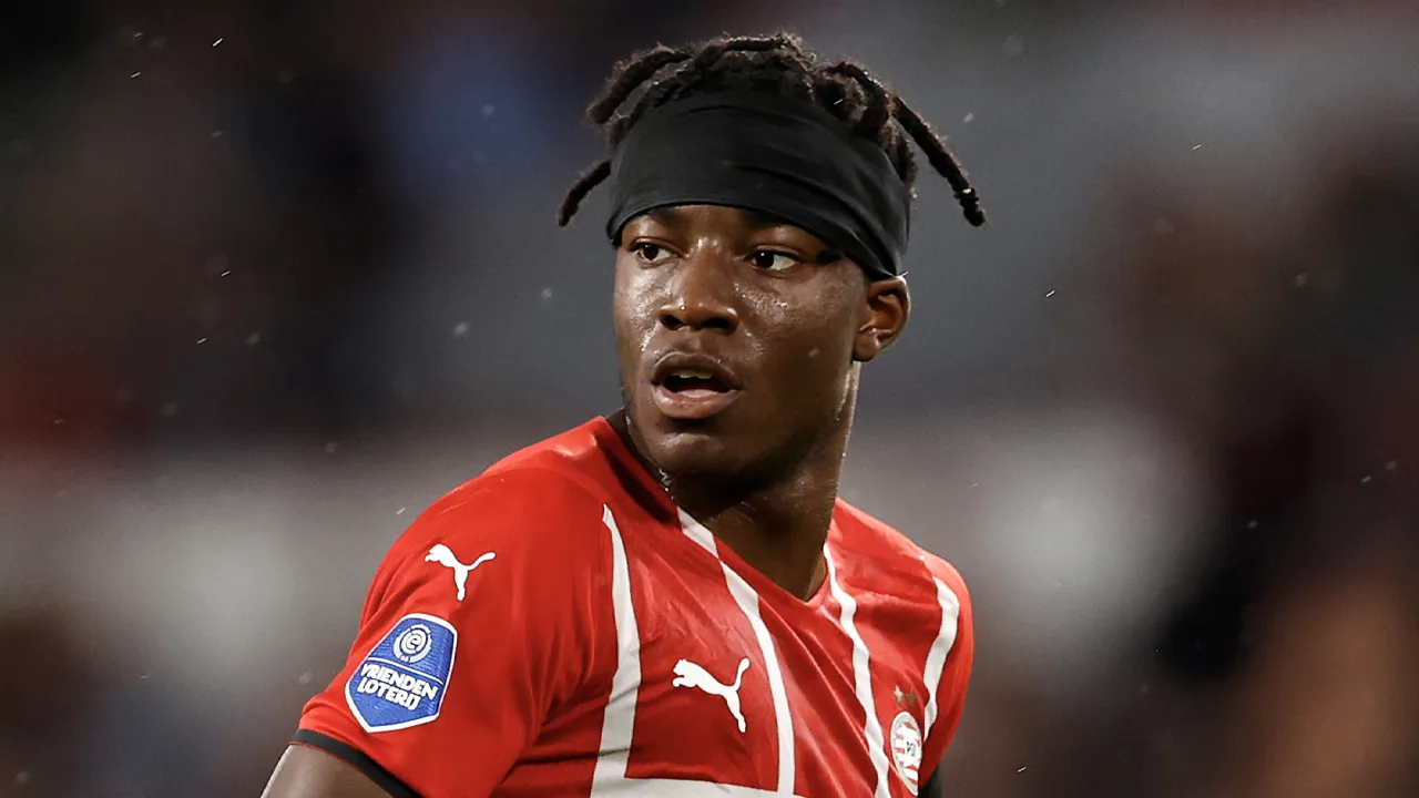 Noni Madueke verlengt contract bij PSV tot medio 2025