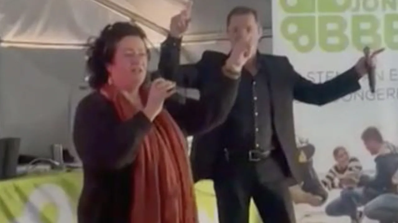 Video: John de Bever zingt voor het eerst samen met Caroline van der Plas 