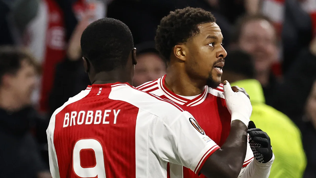 Ajax zonder geblesseerde Brobbey tegen Fortuna, Akpom in de spits
