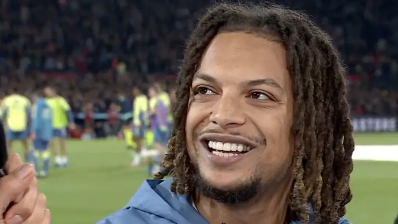 Ronnie Flex krijgt taart na verkeerde Feyenoord-voorspelling