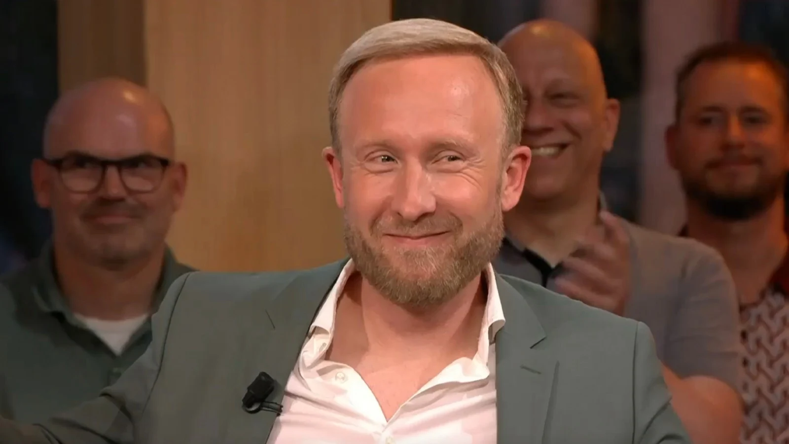 De Oranjezomer-gasten testen hun testosterongehalte in de uitzending: 'Raymond is het alfamannetje!'