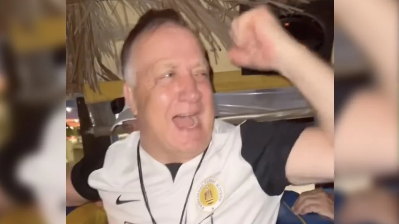 Dick Advocaat viert feest in bus Curaçao: 'Simply the best!'