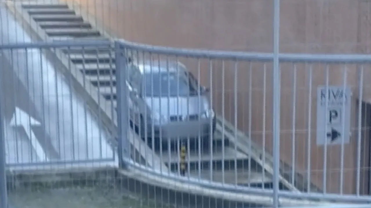 Auto neemt verkeerde afslag in Den Bosch: hobbelt van trap