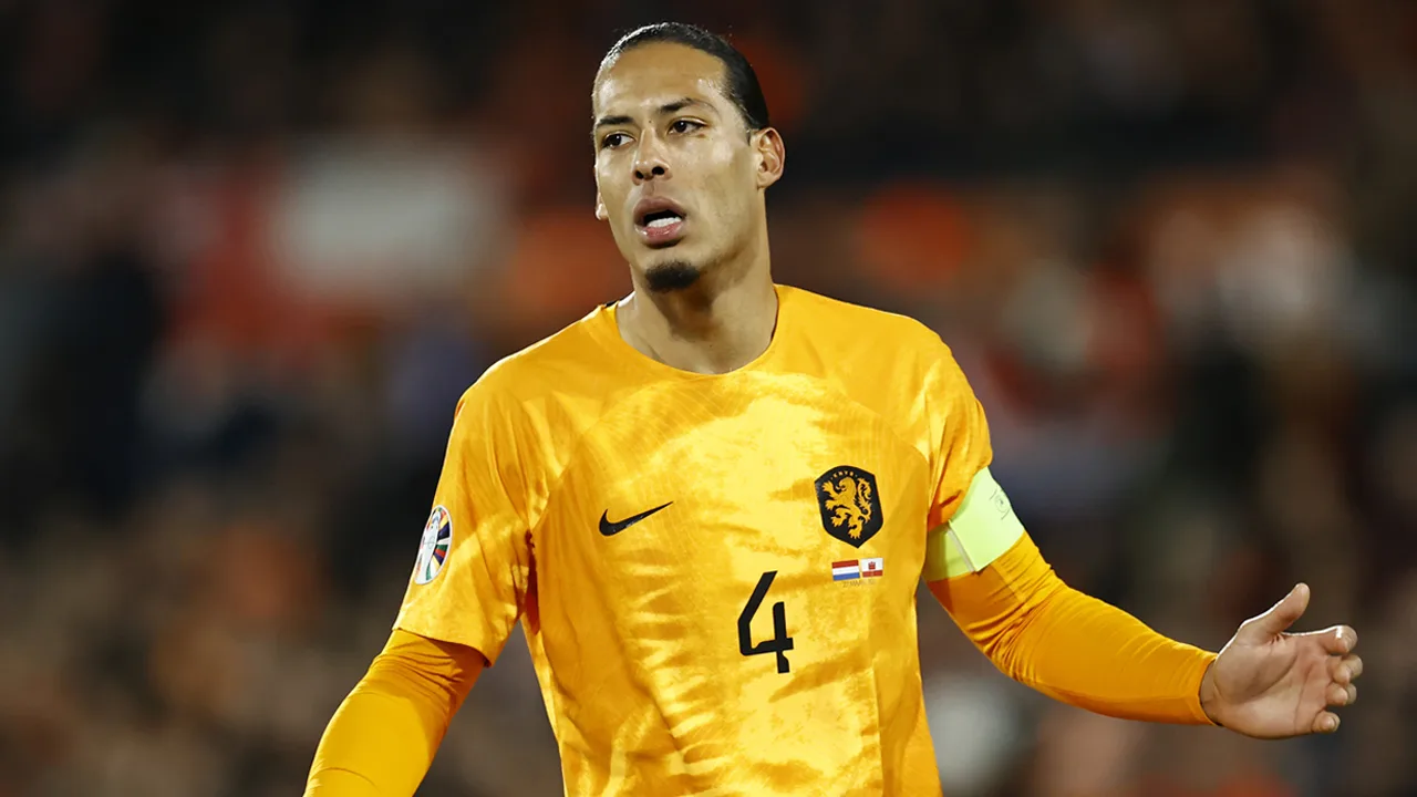 Van Basten en Gullit hard voor Virgil van Dijk: ‘Hij maakt lawaai, maar zegt niets’