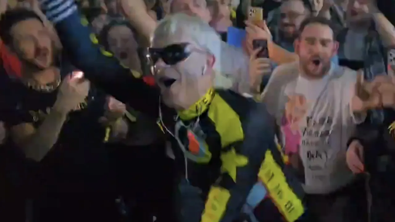 Video: Joost Klein zet club in Malmö op stelten met verrassingsoptreden