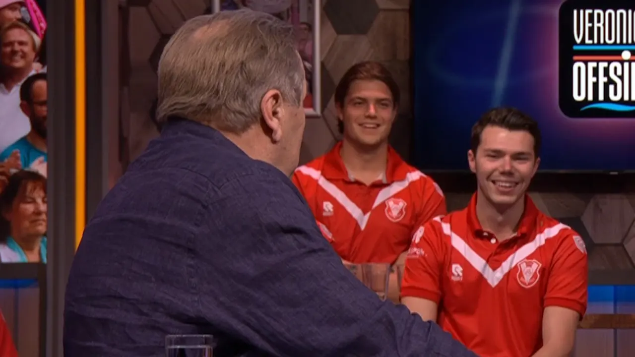 Jan dolt met speler van amateurelftal: 'Lekker gedaan, twee penalty's gemist!'