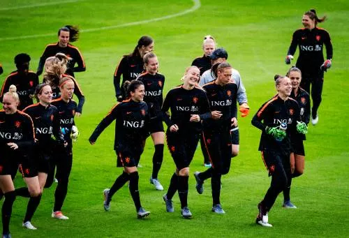 Voetbalsters trainen met volledige groep