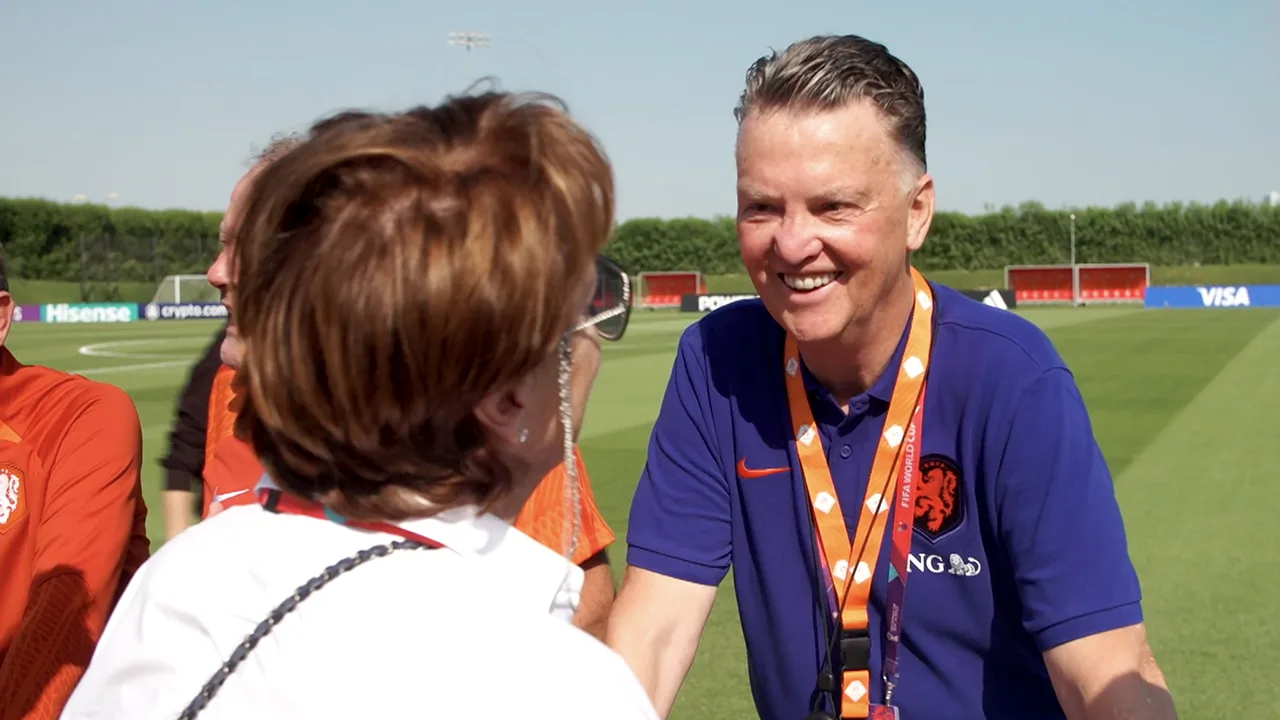 Britse pers geniet van wippie-uitspraak Louis van Gaal: 'Tikkeltje ordinair'