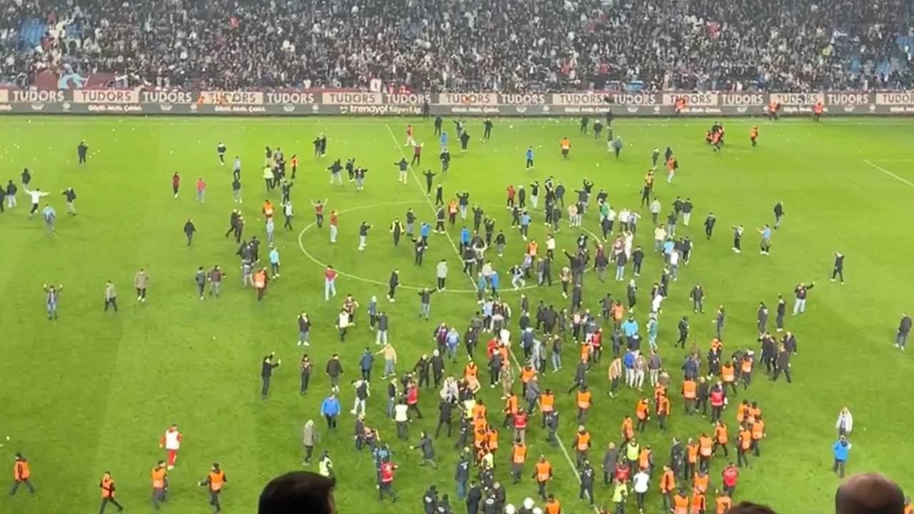 Trabzonspor - Fenerbahçe overschaduwd door veldbestorming en trap