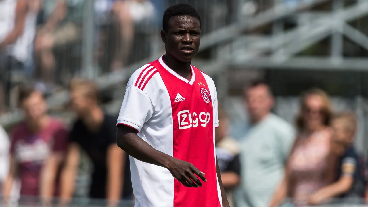 Mislukte miljoenenaankoop Bandé vertrekt na vier jaar definitief bij Ajax