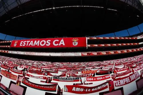 Na bestorming bus ook huizen Benfica-spelers beklad