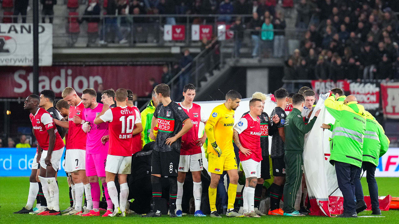 AZ - NEC  definitief gestaakt na in elkaar zakken Bas Dost 