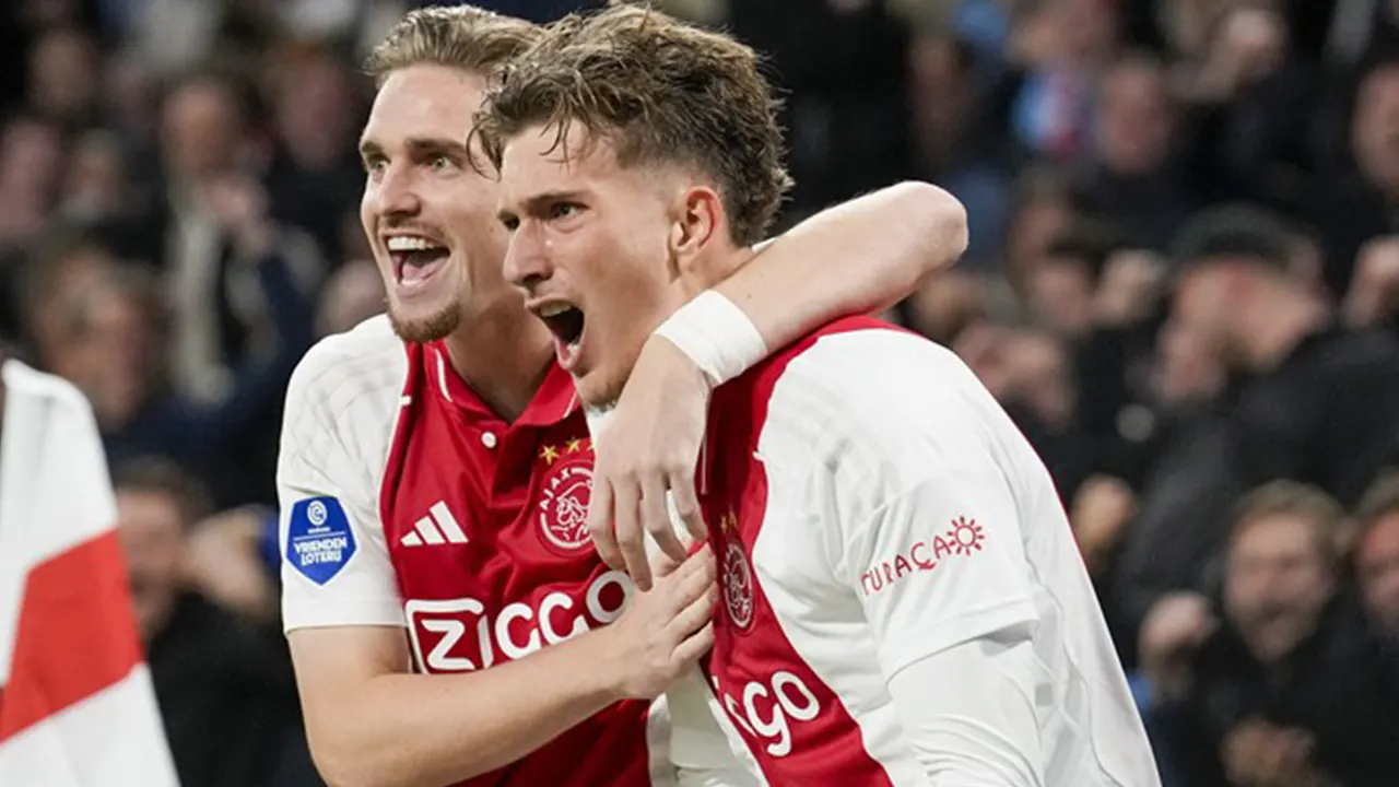 Ajax bezorgt PSV eerste nederlaag van het seizoen in doelpuntrijke topper