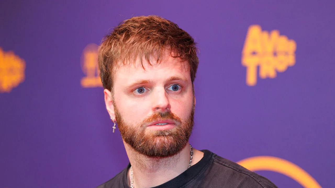 Tim Hofman clasht met oud-staatssecretaris: 'Hij gaf mij een klap op mijn gezicht'