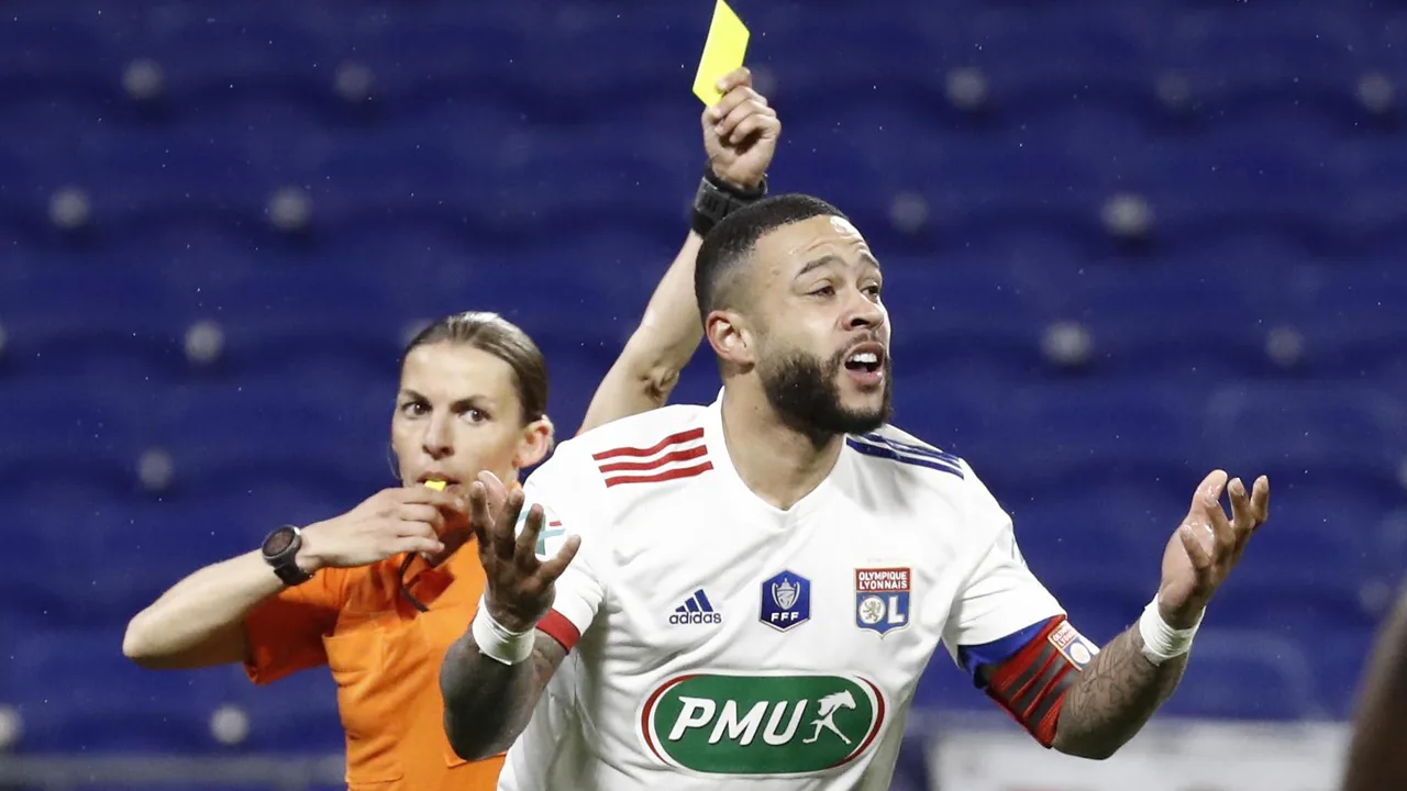Boze Memphis haalt uit naar scheidsrechter Frappart na bekeruitschakeling
