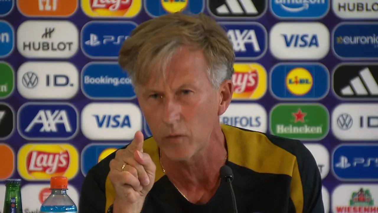 Andries Jonker wordt woest op persconferentie: 'Misschien ben jij wel de poppenkast?!'