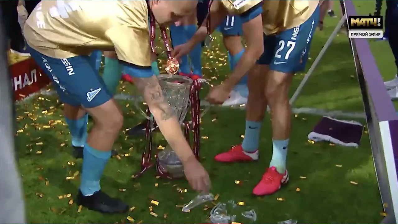 LOL! Zenit-spelers slopen Russische beker tijdens feestviering