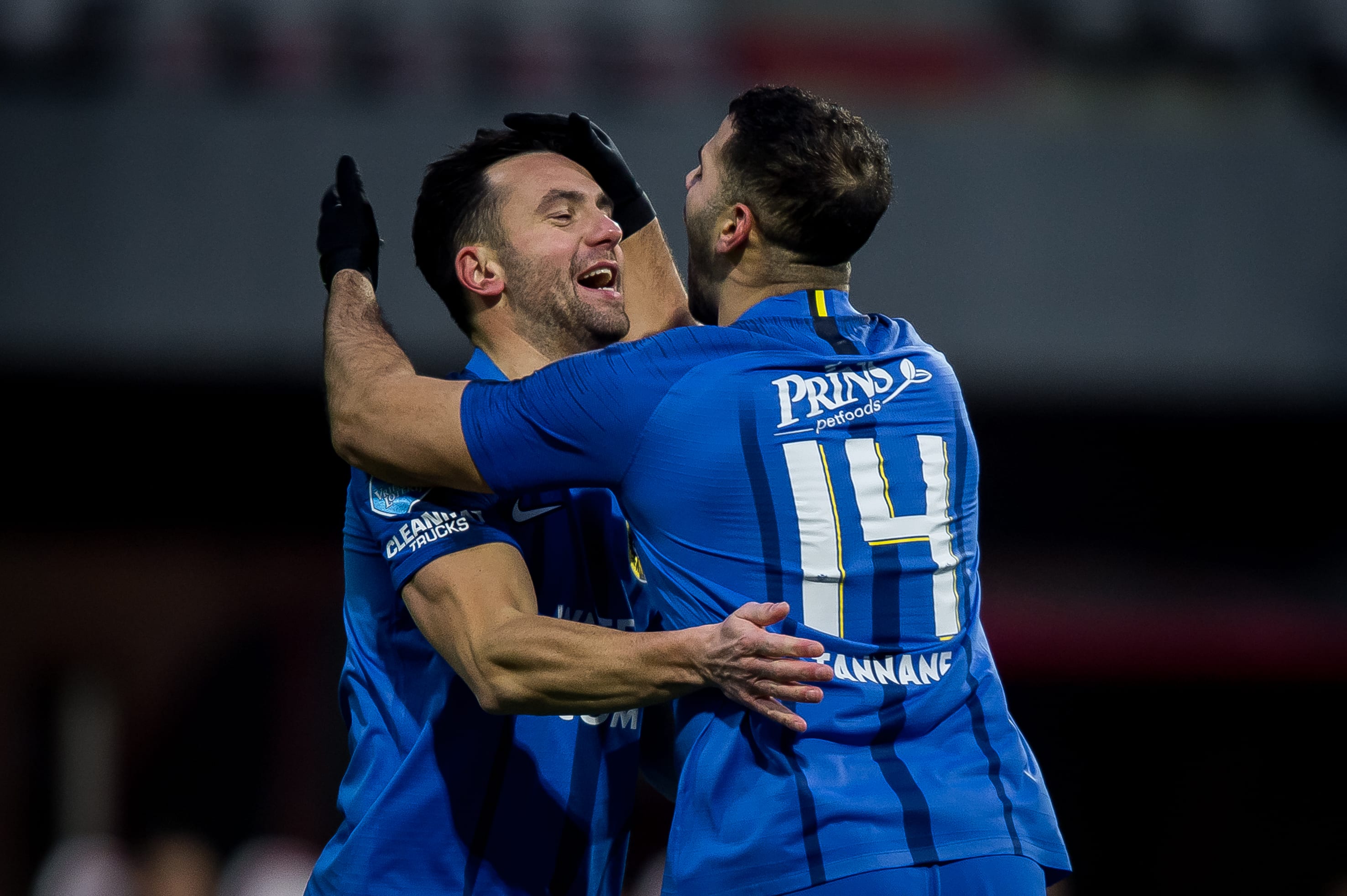 Vitesse voert druk op Ajax en Feyenoord op met zege in Emmen