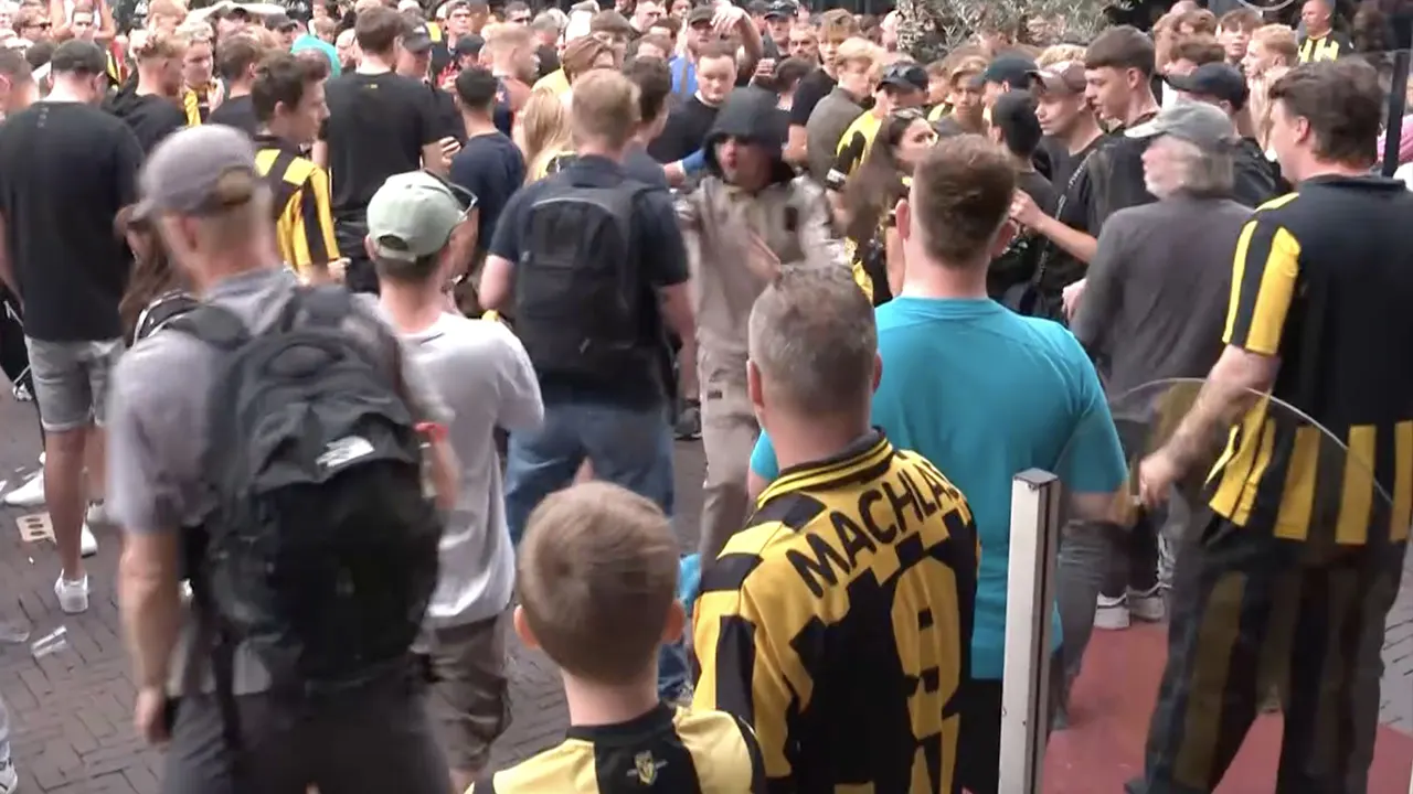 Video: Vitesse-supporters jagen journalisten weg van Korenmarkt Arnhem