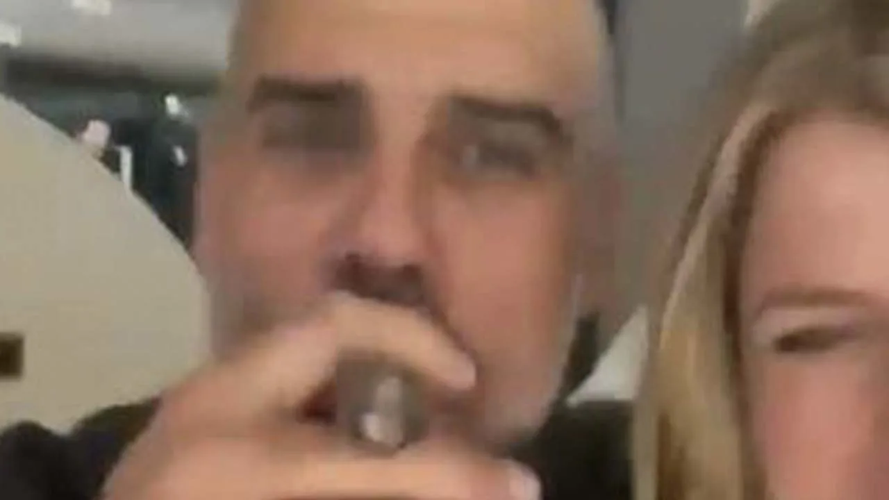 Pep Guardiola heeft het ontzettend naar zijn zin tijdens een feestje 