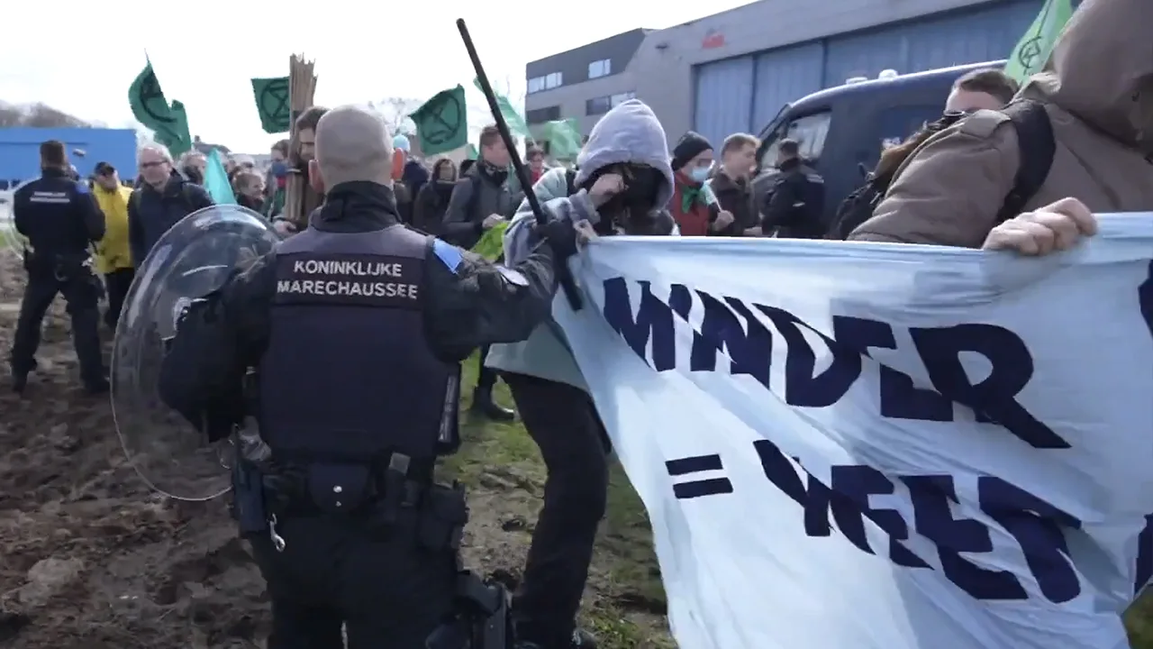 Marechaussee grijpt in bij actie Extinction Rebellion op Eindhoven Airport
