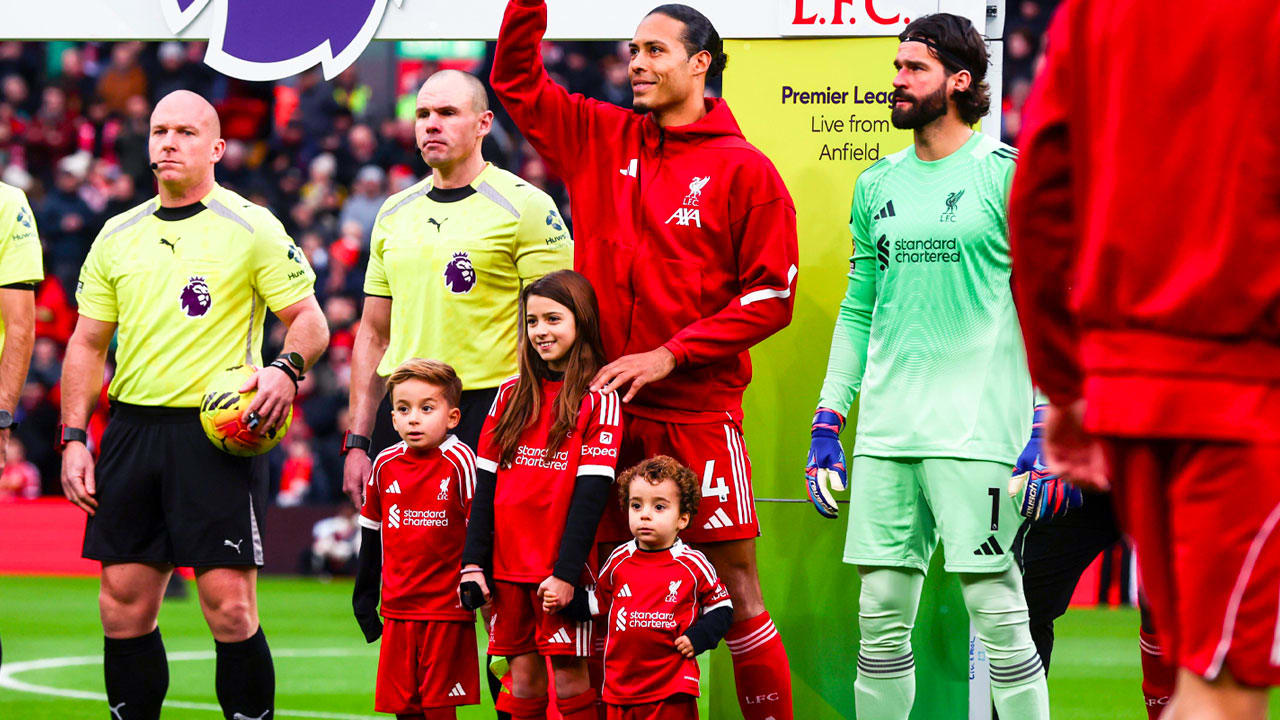 Van Dijk vond oplopen met kinderen van Jota enorme eer: 'Iets dat ze voor altijd zullen herinneren'