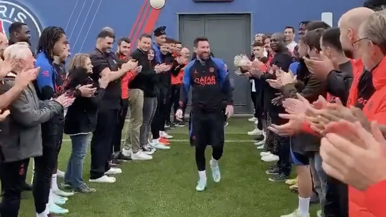 Erehaag voor Messi bij terugkeer op trainingsveld PSG