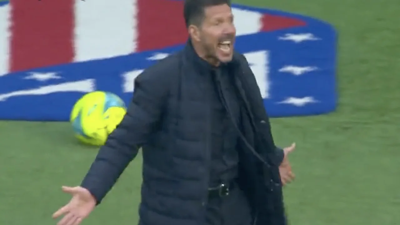 VIDEO: Diego Simeone krijgt al na zes minuten een gele kaart!