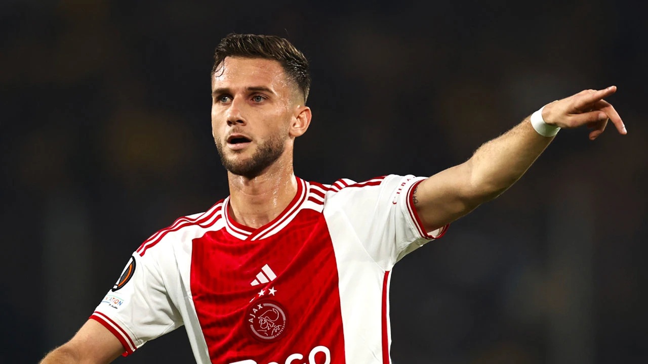 Ajax met Van den Boomen, Hlynsson en Ávila tegen PSV