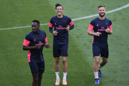 Özil afwezig bij Arsenal wegens knieblessure