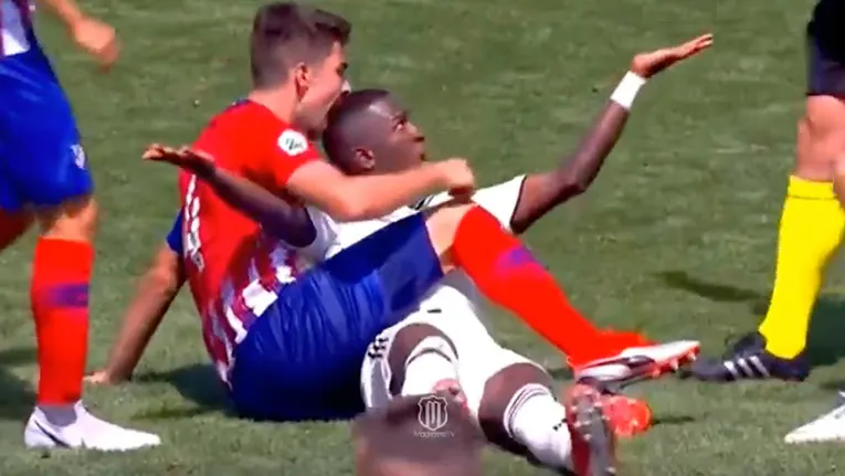 Speler Atlético Madrid B bijt tegenstander in hoofd 