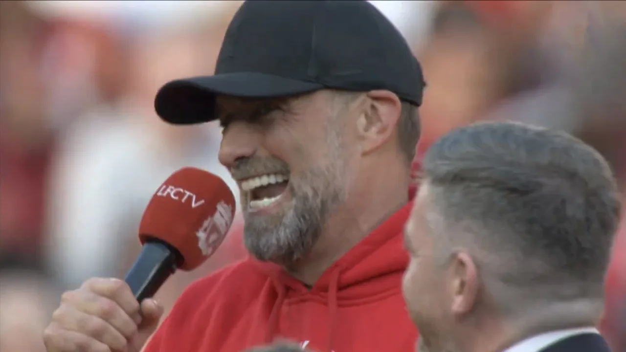 Afzwaaiende Klopp zingt opvolger Slot toe: ‘Arne Slot, la la la la la!’