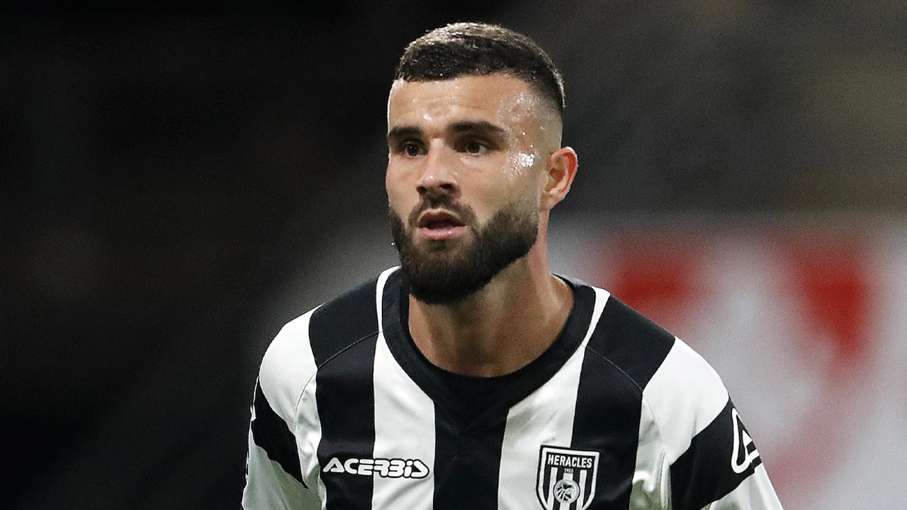 Rai Vloet direct bij wedstrijdselectie Heracles: begint op de bank