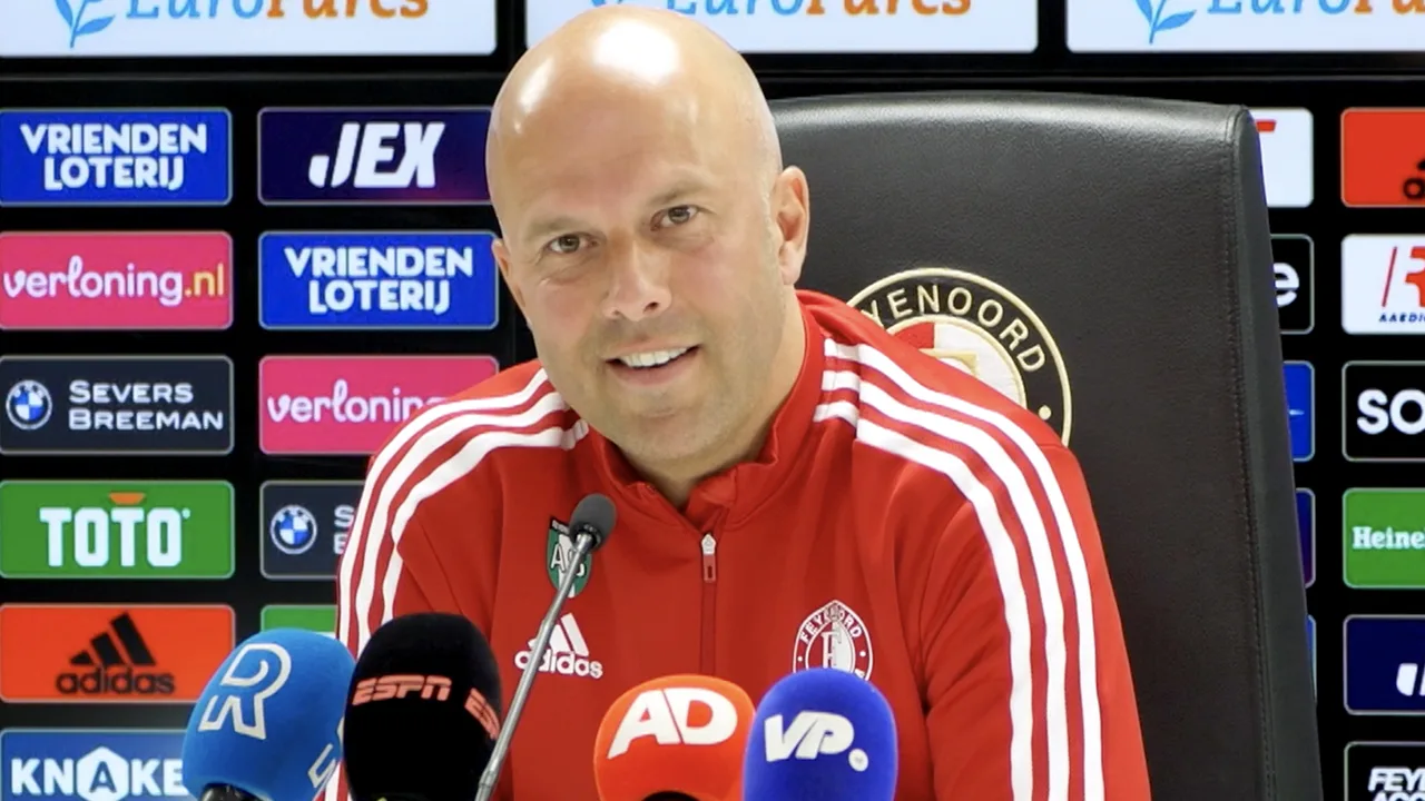 Slot blij met ontwikkelingen bij Feyenoord: 'Zorgen dat elftal weer sterk genoeg is voor volgend seizoen'