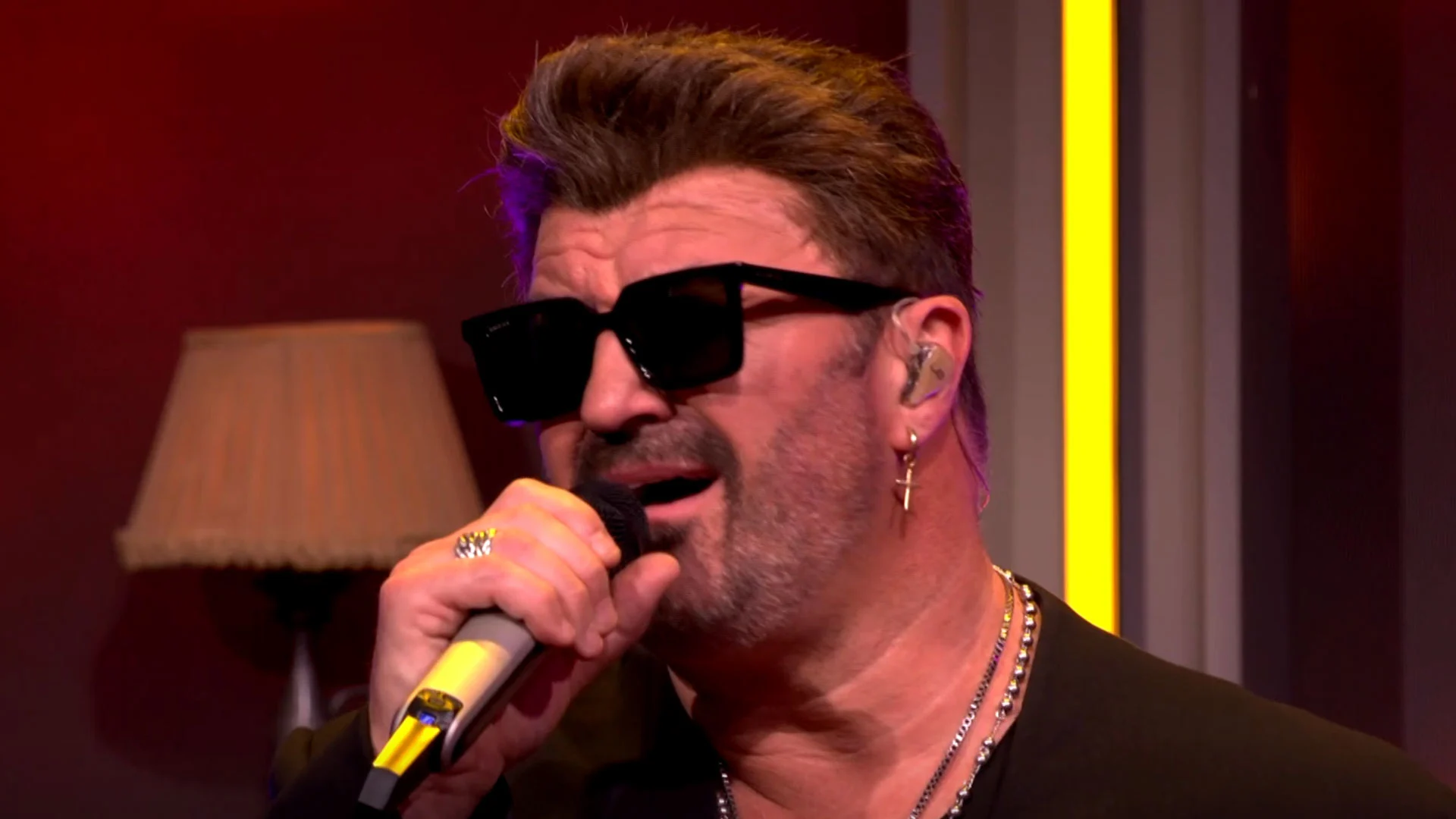 George Michael-tributeartiest Rob Lamberti zingt A Different Corner in reclamebreak De Oranjewinter