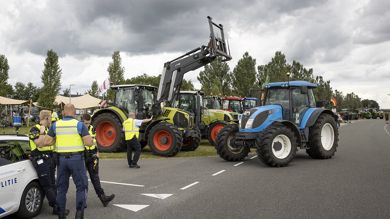 Honderdtal trekkers verzameld bij aanmeldcentrum voor asielzoekers Ter Apel