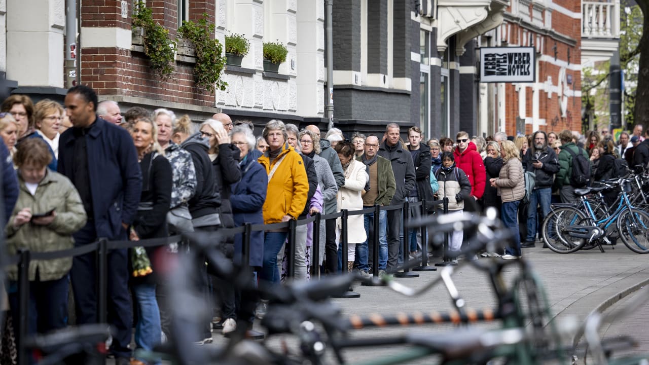Rij bij DeLaMar Theater in Amsterdam voor afscheid Rob de Nijs
