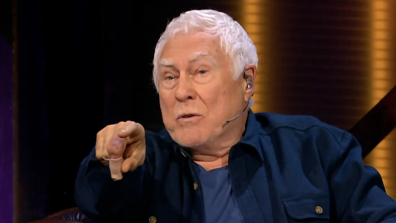 Video: Boze Cesar Zuiderwijk kraakt optreden van Earring-tributeband: 'Dit is zo ongelooflijk kut!'