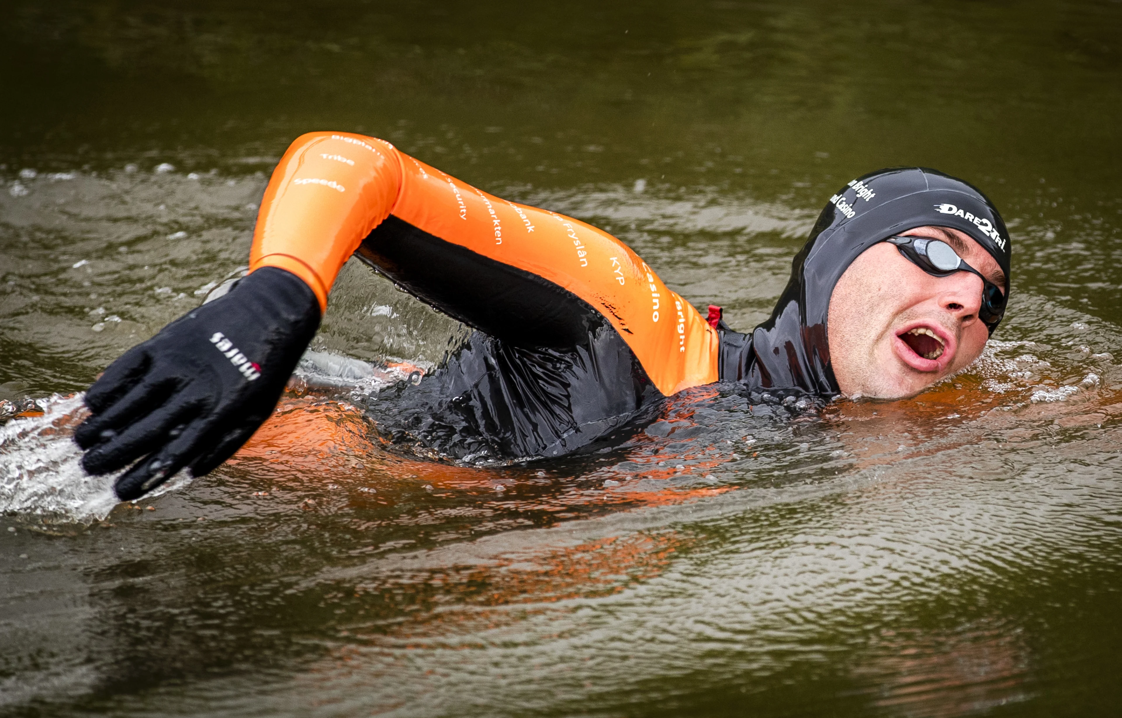 OFF-TOPIC: Van der Weijden voltooit Elfstedenzwemtocht