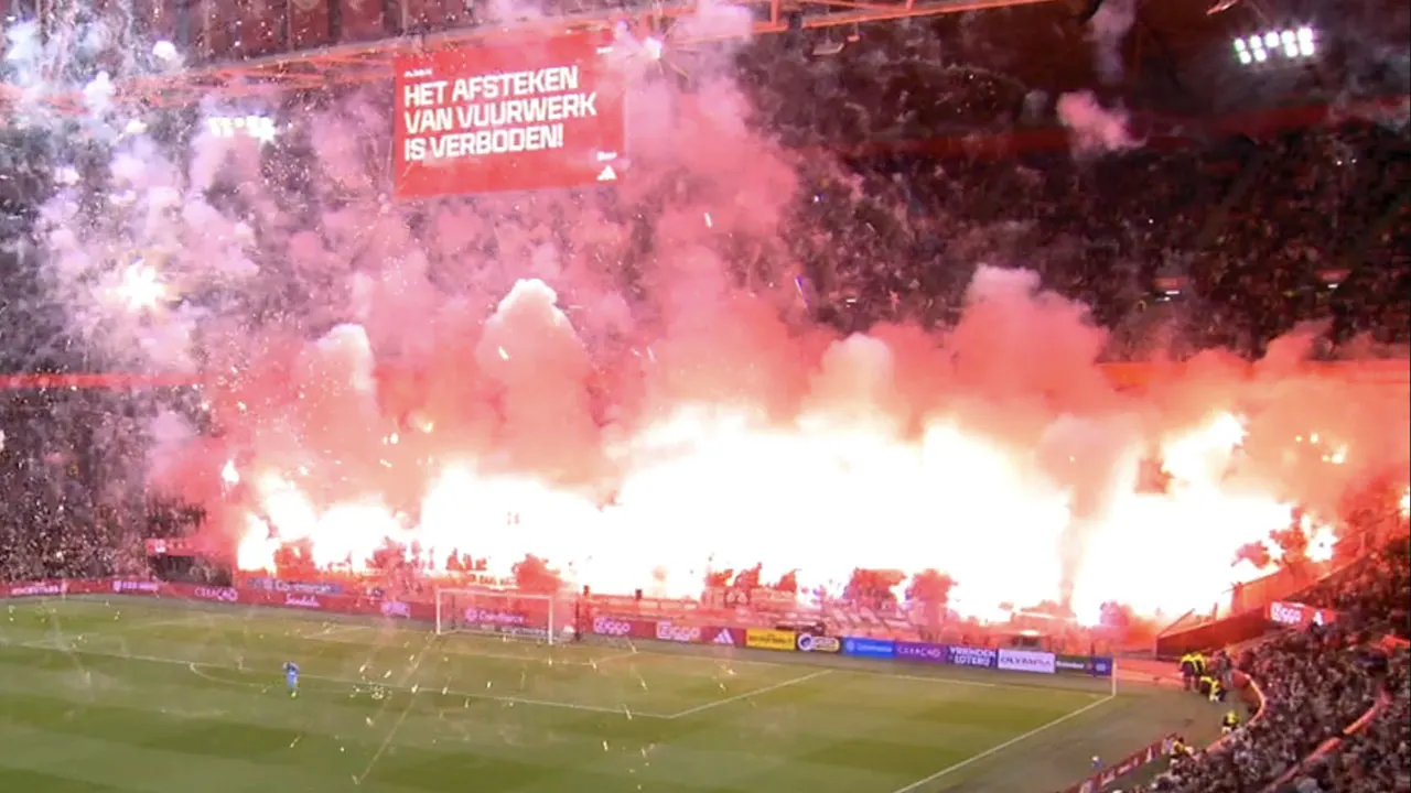Opnieuw Ajax-duel stilgelegd door enorme hoeveelheid vuurwerk voor overleden supporter