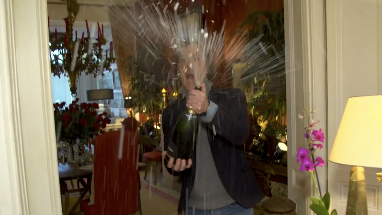 Dubbelganger Hans spuit cameraman onder