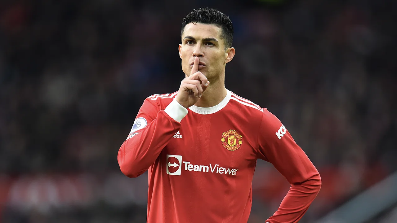 Geïrriteerde Ronaldo neemt wraak met boze appjes: 'Hij zei dat ik slechts 150 keer had gescoord'