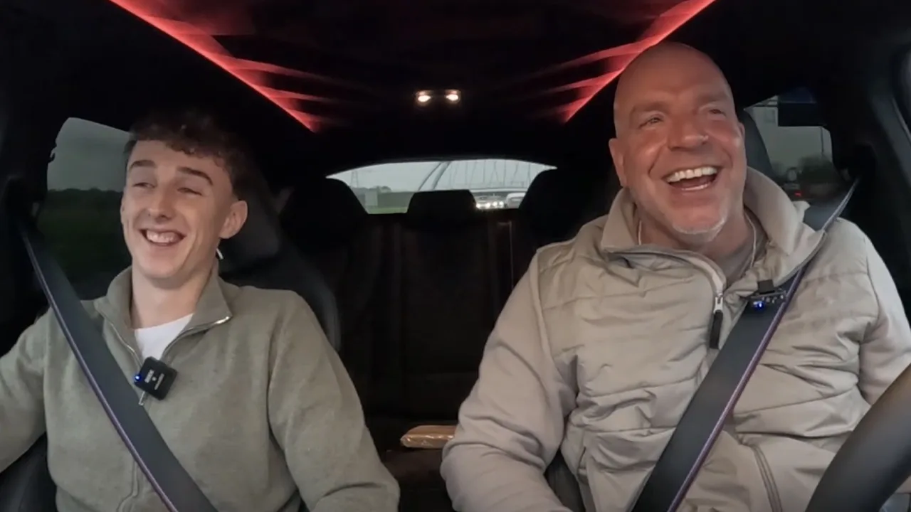 Youri Baas geeft een primeurtje bij Andy in de auto: 'Ajacieden onder elkaar!'