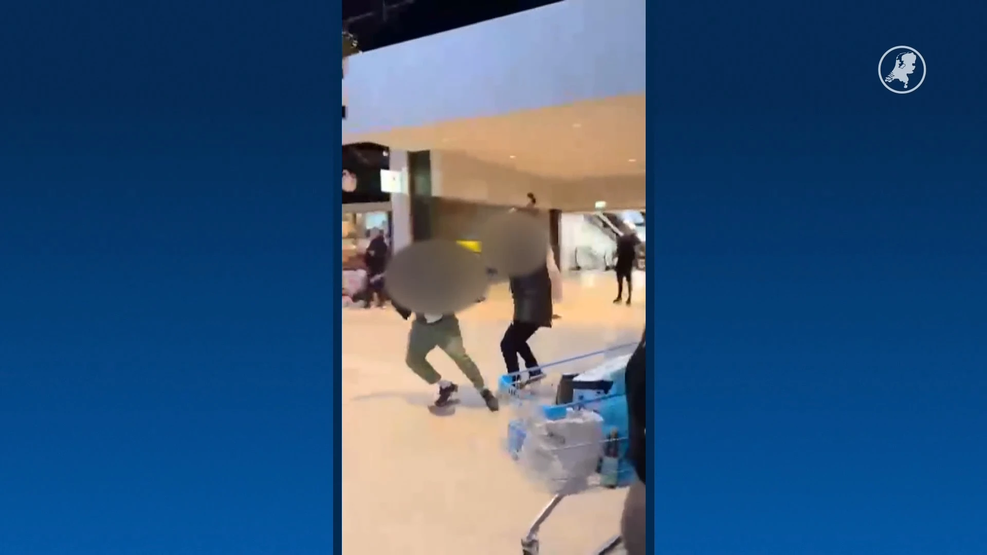 Bizarre beelden: man valt iemand met bijl aan in supermarkt