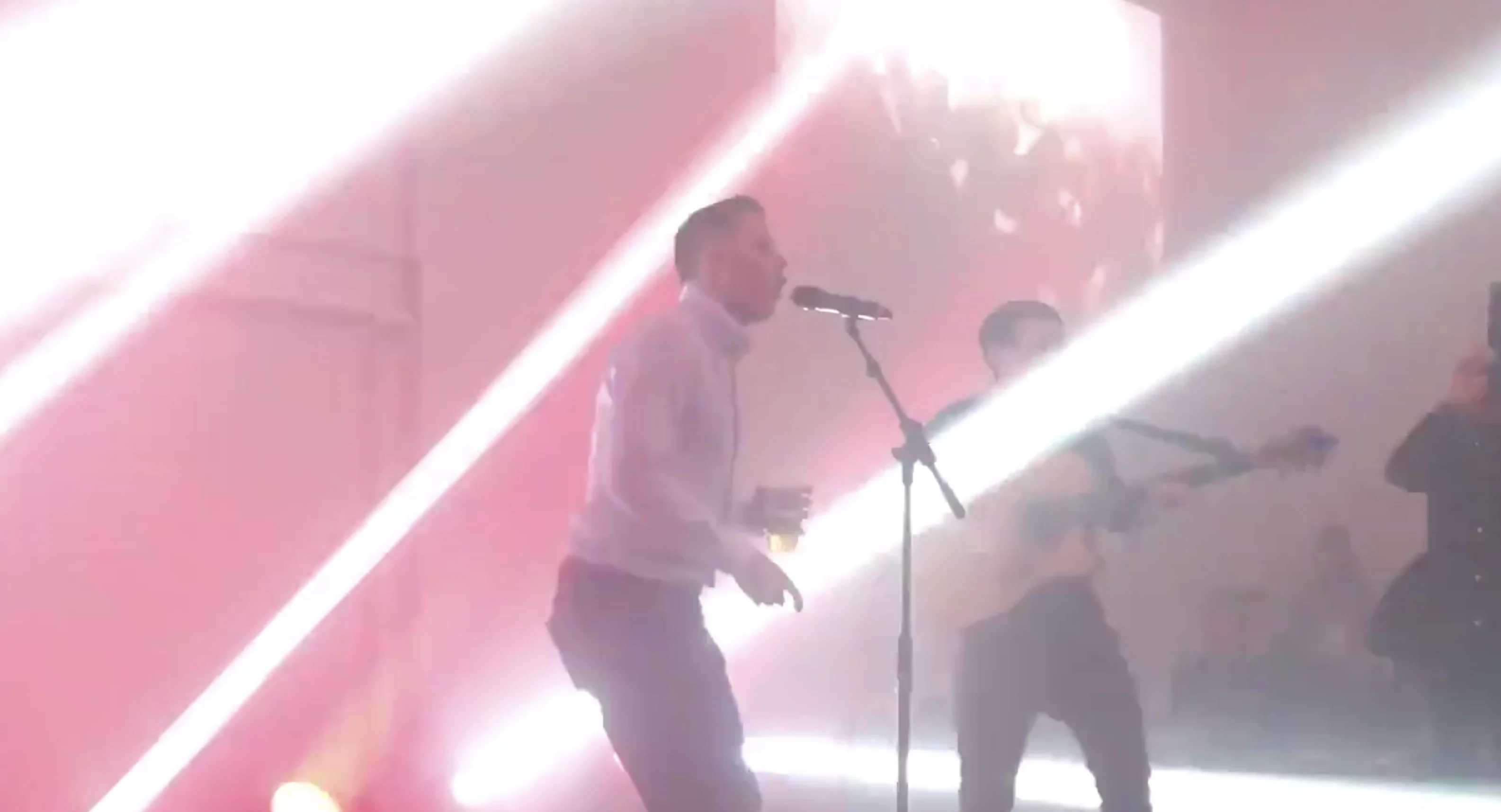 Jamie Carragher zingt Virgil van Dijk toe