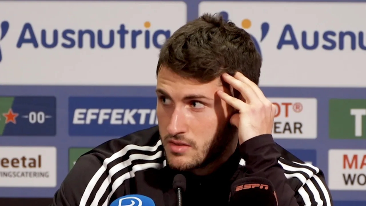 Giménez opgeschrikt door brandalarm tijdens persconferentie: 'Wat was de vraag ook alweer?'