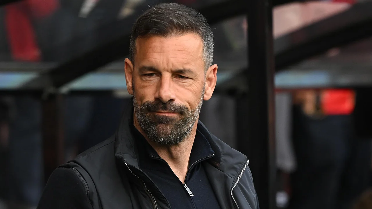 Van Nistelrooij weg als coach bij gedegradeerd Leicester City