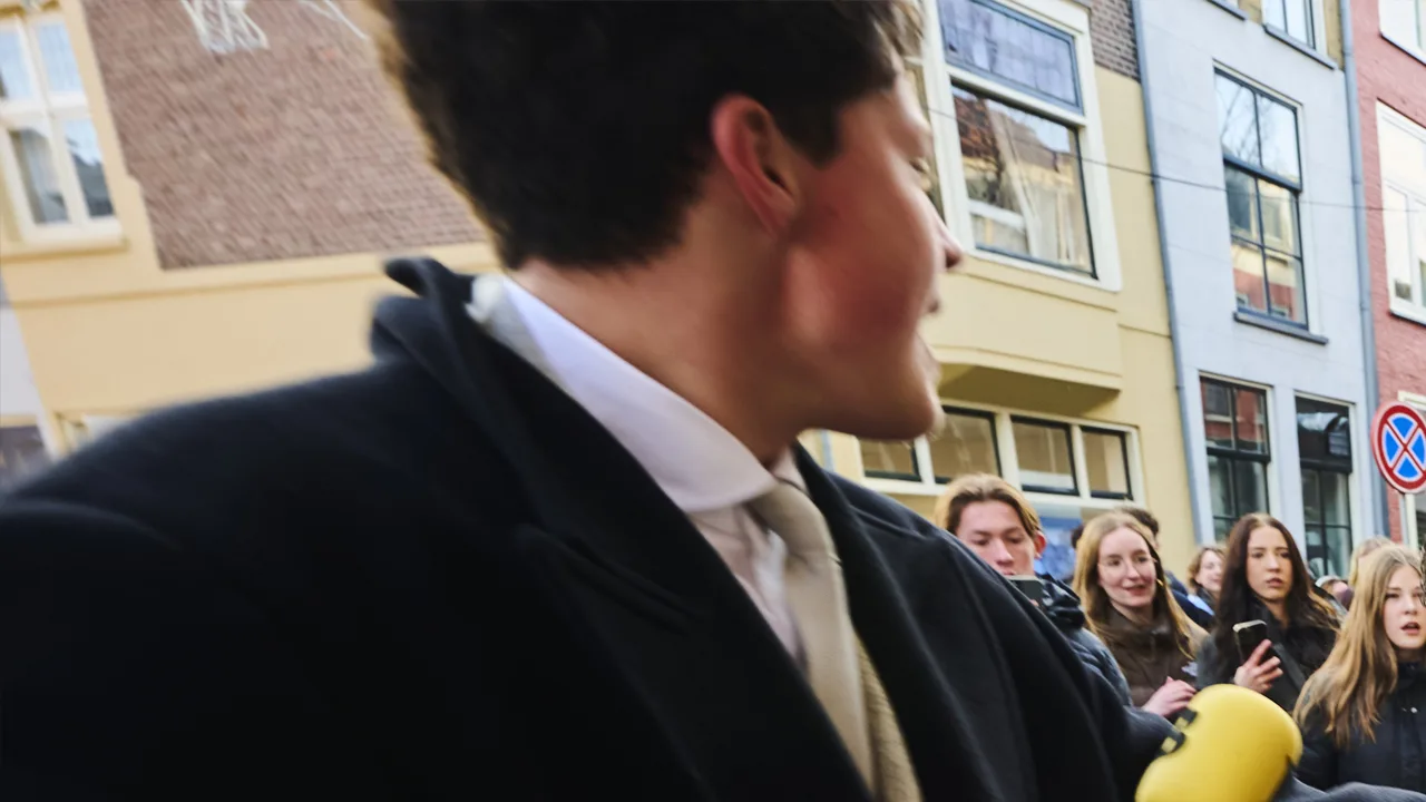 Vlogger Bender belaagd bij bezoek Geert Wilders aan Delft, politie doet drie arrestaties